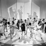Szilveszteri műsor felvétele 1963-ban, a képen balra, sötét pulóverben Bodrogi Gyula, vele táncol Lehoczky Zsuzsa, a jobb szélen Psota Irén és Alfonzó