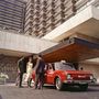 A Hotel Duna Intercontinental előtt vette fel utasait 1971-ben ez a tűzpiros autó