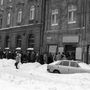 A Fővárosi Sütőipari Vállalat Retek utcai boltja előtt kígyózó sorban vártak a vásárlók a nagy 1987-es havazás idején