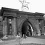 Egy jókora csillagot biggyesztettek a Clark Ádám téri Alagút bejáratához is – e kép 1954-ben készült