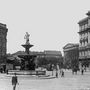 A Kálvin tér 1905-ben. A Danubius-kút mögött a Múzeum körút, jobbra a Magyar Nemzeti Múzeum, előtérben az Első Pesti Hazai Takarékpénztár épülete