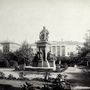 Deák Ferenc szobra, a háttérben a belvárosi Lloyd-palota. Klösz György felvétele 1896-ban készült