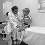 A Belügyminisztérium dobogókői üdülőjének orvosi rendelőjében egy kisfiút vizsgál a doktor 1982-ben