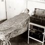Egy felvétel 1928-ból, a Magyar Királyi Erzsébet Tudományegyetem Klinikájának kezelőhelyiségéből, amely ma már a Pécsi Tudományegyetem Klinikai Központ nevet viseli
