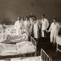 Nagyvizit a pécsi Magyar Királyi Erzsébet Tudományegyetem Klinikájának kórtermében 1928-ban – az orvoscsoport bal szélén dr. Ángyán János belgyógyász, egyetemi tanárral