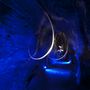 Waitomo-barlangrendszer, Új-Zéland:
1887-ben Tane Tinorau māori törzsfőnök és Fred Mace angol földmérő egyapró tutajon ereszkedtek le a barlangba az oda vezető patakon át. A járatrendszer különös formájúvá alakult a víznek köszönhetően, igazán földöntúli képet festve. A sötétben ráadásul milliónyi világító rovarnak ad otthont, melyek, akár égen a csillagok, úgy világítanak. 