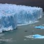 Los Glaciares Nemzeti Park, Argentína: Törött jég úszik az Argentin-tóban a Perito Moreno-gleccser repedezett és hasadékos felszíne alatt. A dél-patagóniai jégmező a déli félteke második legnagyobb kiterjedésű jeges területe az Antarktisz után. Sajnos nem sokáig gyönyörködhetünk már benne, a NASA vizsgálatai szerint ez a leggyorsabban olvadó jégmező a Földön. 
