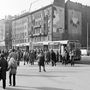 Hetes busszal már 1974-ben is sokan jártak, a tömeg a Blaha Lujza téren áramlik