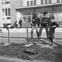 A százhalombattai diákok az iskola előtt olvasgatnak 1970-ben