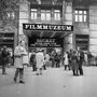 Egy ugyancsak 1972-es fotó az akkori Tanács (ma Károly) körút és a Dohány utca sarkán található Filmmúzeumról
