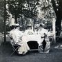 Vidám nők egy kerthelyiségben 1917-ben
