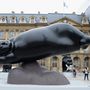 Li Csen szobrászművész alkotása a Vendome téren, Párizsban