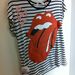 H&M: Az egyik kislány az üzletben egy ilyen pólót szorongatott, tehát van értelme Rolling Stones logót nyomni a gyerekcuccokra. Ár: 2990 Ft