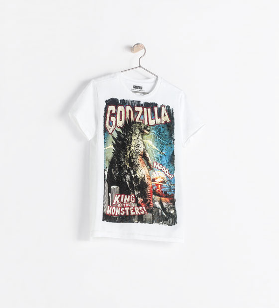 Godzilla és egy filmplakát a főszereplők ezen a 2995 forintos pólón
