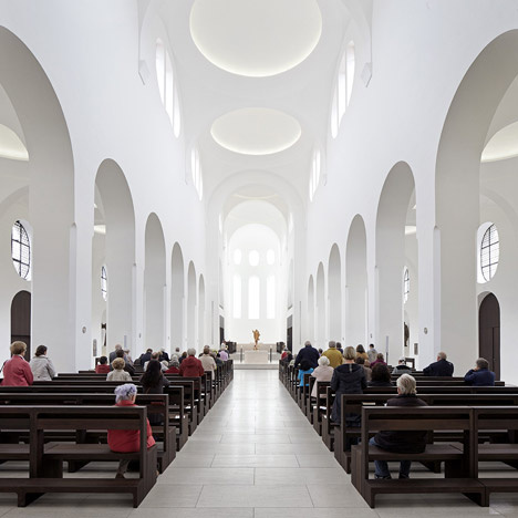 Az augsburgi St.Moritz templom belső átalakítása John Pawson munkája. Az építész esztétikai, funkcionális és vallási szempontokat is figyelembe vett, amikor az épület felújításakor a tér minél erőteljesebb kinyitására törekedett, a figyelmet a szentélyre irányítva, amelyet kitölt a természetes fény.