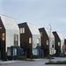 Az Alison Brooks Architects munkája, a 84 elemből álló essexi épületrendszer, a Newhall Be új és megszokott háztípusokat vegyít, előregyártott faszerkezetekkel, és azzal a hatásos várostervezéssel ami maximalizálja a lakások életterét és alakíthatóságát. 