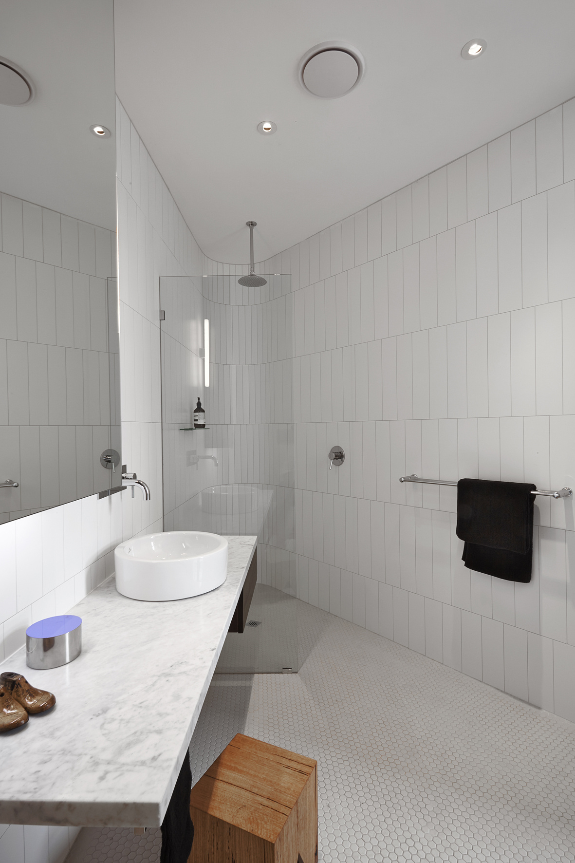 Tágas és világos fürdőszoba Melbourne ipari negyedében.