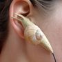 A művész ugyanis egy rendkívül zavarbaejtő és hátborzongató fülhallgatót tervezett, melynek egyik végére egy élethű csigát, a másik oldalára pedig egy meztelen csigát applikált. 