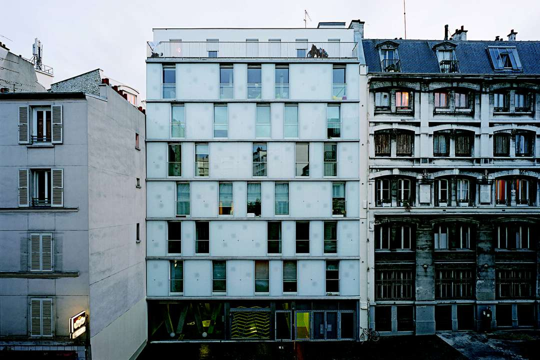 A Karl-Marx udvart Karl Ehn tervezte 1930-ban a „Vörös Bécs” terv részeként. Az épület az egyik legkorábbi modernista szociális lakást,amit ráadásul az egyik leghosszabb lakóépületként tartanak számon a világon. 