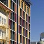 A kaliforniai San Franciscóban egy nonprofit szervezet tart fenn egy 106 lakásos épületet, melynek 300 négyzetméteres stúdió apartmanjai állandó lakhatást biztosítanak a rászorulóknak.