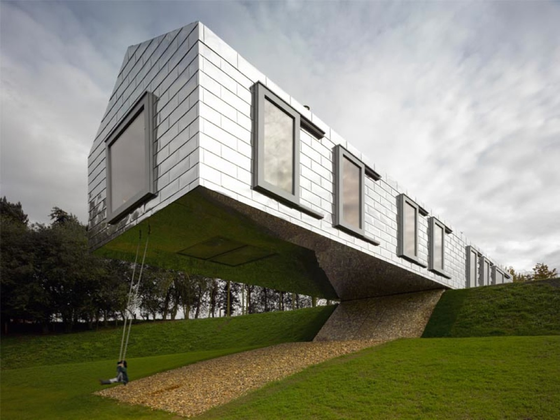 Mathias Klotz 2000-ben 2000 négyzetméteres területre tervezte 570 négyzetméteres házát Buenos Airesben, kilátással a Parana folyó illetve az Urugay folyó torkollatának nevezett Ríó de la Platára. 