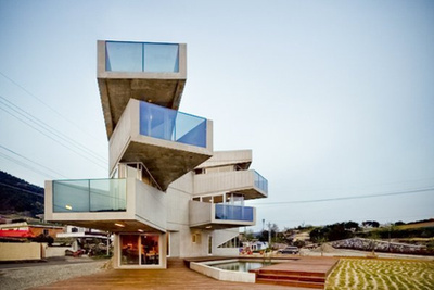 Mathias Klotz 2000-ben 2000 négyzetméteres területre tervezte 570 négyzetméteres házát Buenos Airesben, kilátással a Parana folyó illetve az Urugay folyó torkollatának nevezett Ríó de la Platára. 