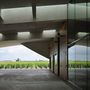 Ennek tudatában nem lehetett könnyű dolga az 1994-ben Pritzker-díjat nyert francia építészcsapatnak, akik szőlővel vizuálisan egy térben képzelték el a tetőkertet kapott pincészetet.