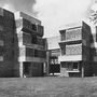 A Hittudományi Főiskola erőd-szerű épülete mintha Le Corbusier Párizs külvárosában található Maisons Jaoul tervének egyfajta sztereoid változata lenne. 