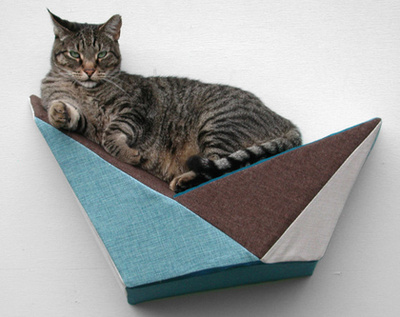 Nemcsak a pihenősarok az egyetlen falra szerelhető kiegészítő macskáknak, hasonlóban gondolkodott a Square Cathabitat is, akik a macskaetetőt emelték fel a földről. Az amerikai márka 35 dollárt, kb. 8700 forintot kér a szettért.