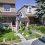 A kanadai Torontóban például egy alig 11 négyzetméteres, két normál méretű családi ház közé beékelt házat tartanak a legkisebbnek.