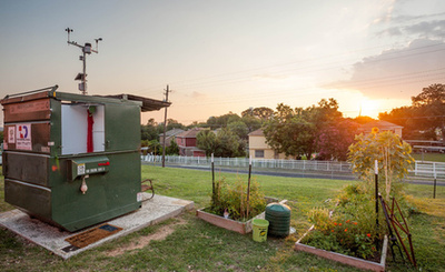 A texasi Lulingban található Tiny Texas Houses csapata minden egyes kisméretű házát újrahasznosított anyagokból állítja elő. „Miután az előttünk való generáció ennyit pazarolt, talán itt van az ideje, hogy fontolóra vegyük a föld sorsát és megpróbáljuk megőrizni azt, amink még van. „ – olvasható a cég honlapján. 