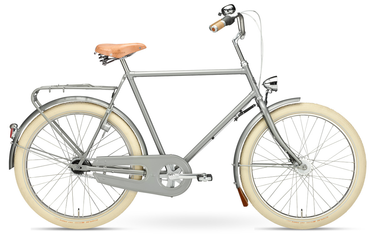 Naná, hogy egy dán cég, a Velorbis alkotta meg azt a látszólag semmi extra bringát. A lényeg a részletekben rejlik, ugyanis fával, és bőrrel dobják fel a városi használatra szánt bringát. A Scrap Deluxe névre hallgató darab ráadásul akciós is, 1271 euróért vihető. 