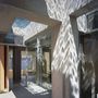 A Petkau Architects egy vancouveri családi házat dobott fel betonoszlopokkal, amin különösen jól mutat a ház medencéjének fényjátéka.
