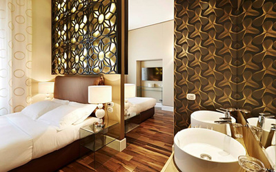 Több rendelést is teljesítettek a luxus szállodának. Így mutat a barna 3D-s fal az arannyal.