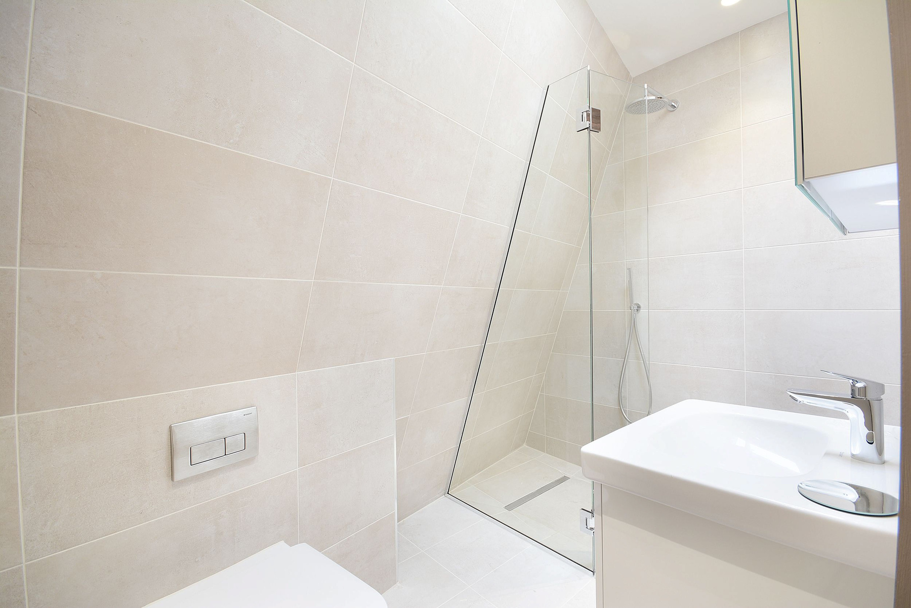 A leendő tulajdonost nemcsak a minőségi berendezés kényezteti el, de az is, hogy a zuhany hőmérsékletét a telefonja segítségével állíthatja be.