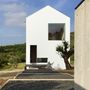 A josecamposphotography legutóbb egy João Mendes Ribeiro által tervezett házat posztolt az Instagramra.

