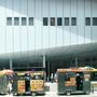 KOK Pedro a Renzo Piano által tervezett New York-i  Whitney Museum előtti street foodos kocsikat kapta le háttérben az épülettel.

