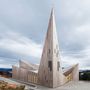 Az egyszerűség és a szépség jellemzi az oslói Reiulf Ramstad Arkitekter legújabb munkáját, a Community Church of Knarvik névre keresztelt kápolnát, ami feltűnően szögletes formájának köszönhetően hamar a környék egyik látványosságává vált. 