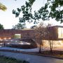 Az ArchitecturalDigest.com egyik nagy kedvence, a michigani Kalamazoo College legújabb öko-tudatos központja, az Arcus Center for Social Justice Leadership, ami átütő szakmai sikereket ért el az őszi átadása óta.