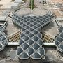 A londoni székhelyű sztárépítész, a Foster  + Partners két repülőtérrel is felhívta magára a figyelmet az elmúlt években, A jordániai Ammanba egy Y-alakú beton kupolás terminált terveztek, amit állításuk szerint a beduin sátrak formája ihletett. 