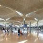 A Queen Alia International Airport mozaikkal kirakott bevilágítói pedig a tűző sivatagi nap ellen védik meg az átutazókat.