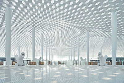 Ezzel a projecttel újraértelmeztük a repülőterek lényegét. Célunk az volt, hogy egy nagy városias, side-by-side parkkal tegyük még élvezhetőbbé az ott töltött időt.” – mondta a Safdie Architects tervezője az üvegkupoláról.