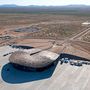 Fosterék az Új-Mexikói sivatagba is felhúztak egy beton és acél szerkezetes állomást, ami leginkább arról ismert, hogy itt található a világ első, kereskedelmi űrutazást kiszolgáló magán hangára is egyben. 