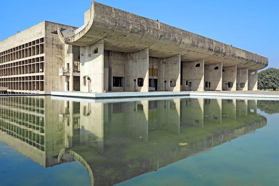A monumentális kutatóközpontot az észt születésű,de amerikai építész Louis Kahn tervezte 1965-ben. A kalifornai La Jollában található Salk Intézet egyik nagy előnye, hogy ablakaiból kilátás nyílik a Csendes-óceánra. Kahn egyébként a tartósságot és az alacsony karbantartási költségeket tartottam szem előtt, mikor úgy döntött, hogy betonból önti ki épületegyüttesét.