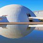 Egy földbe ágyazott bolygóra hajaz a brazil modernista építész, Oscar Niemeyer Nemzeti Múzeuma, ami számos, hasonlóképpen futurista épülettel együtt a mindössze 55 éves Brazíliavárosban található.