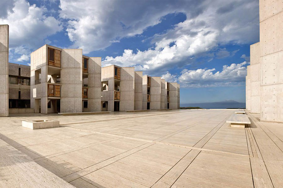 A monumentális kutatóközpontot az észt születésű,de amerikai építész Louis Kahn tervezte 1965-ben. A kalifornai La Jollában található Salk Intézet egyik nagy előnye, hogy ablakaiból kilátás nyílik a Csendes-óceánra. Kahn egyébként a tartósságot és az alacsony karbantartási költségeket tartottam szem előtt, mikor úgy döntött, hogy betonból önti ki épületegyüttesét.