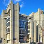 A Yale Egyetem épülete ma már az építész, Paul Rudolph nevét viseli. Az amerikai építész legismertebb műve ez az 1963-ban tervezett bonyolult szerkezetű brutalista betonszerkezet, a Yale Art and Architecture Building (A&A épület).