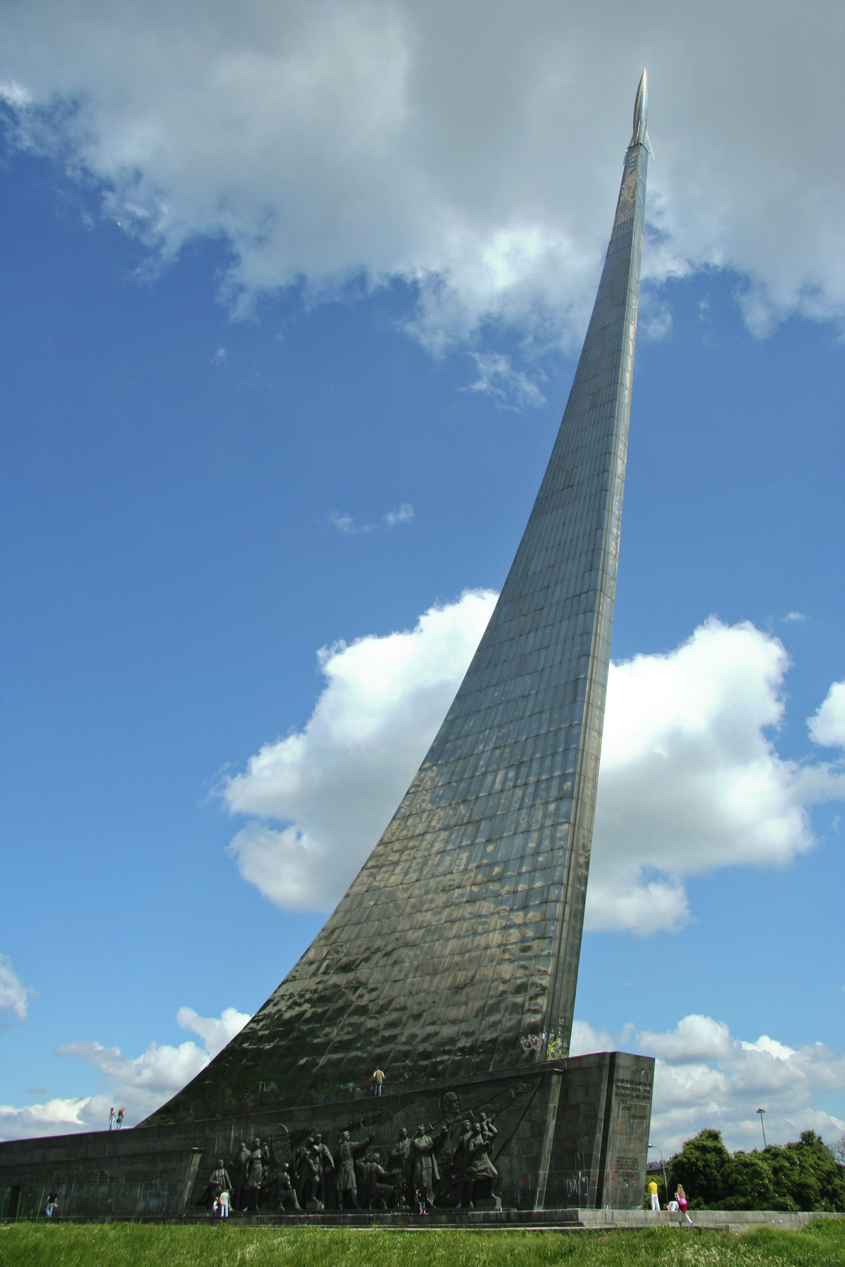 A Kijevben található, 1971-ben épült Tudományos Intézet jó példája az építészeti tér fogalmának és kiválóan jellemzi a Szovjetunió kozmosz iránti megszállottságát.

