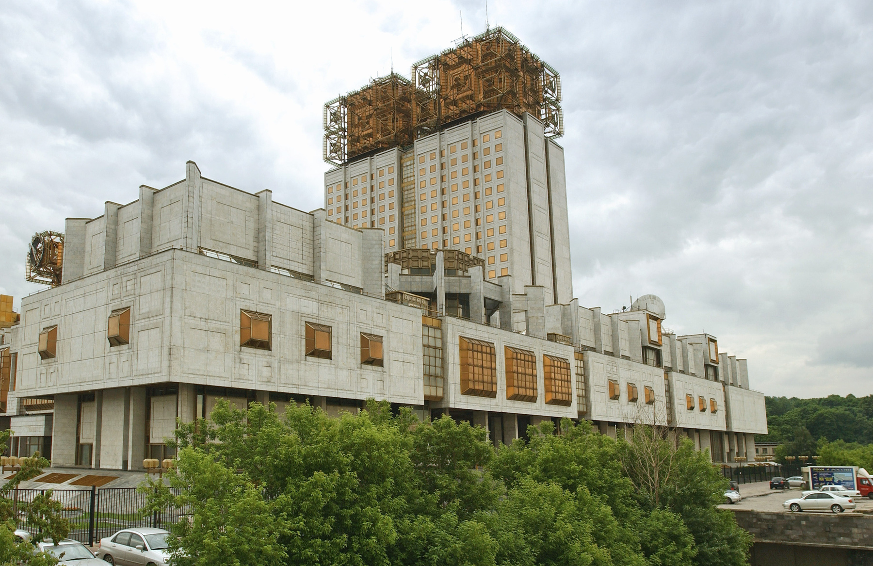 A Kijevben található, 1971-ben épült Tudományos Intézet jó példája az építészeti tér fogalmának és kiválóan jellemzi a Szovjetunió kozmosz iránti megszállottságát.

