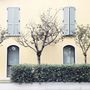 Ablakok egy jó állapotban lévő olaszországi házon.